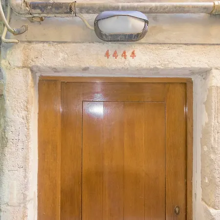 Calle Sacrestia Apartment *